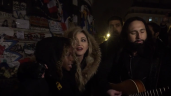 В Париже Мадонна с сыном исполнили песню в память о жертвах терактов. Видео