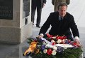 Премьер-министр Великобритании Дэвид Кэмерон на могиле неизвестного солдата в Варшаве.