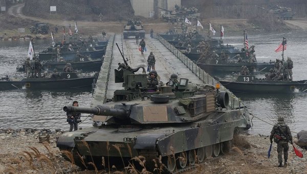 Американские военные участвуют в учениях вооруженных сил США и Южной Кореи.