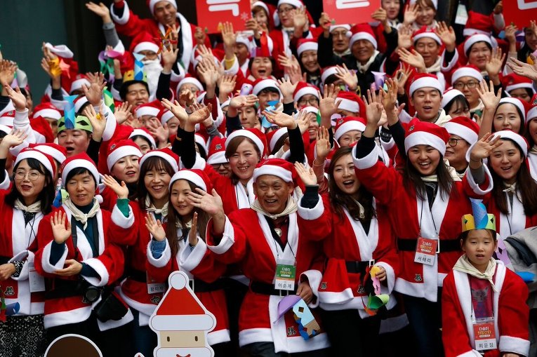 Активисты в Южной Корее вручают рождественские подарки в клинике преждевременно рожденных младенцев.