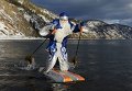 62-летний преподаватель Николай Васильев на водных лыжах, собственного изготовления, на Енисее в Красноярске.