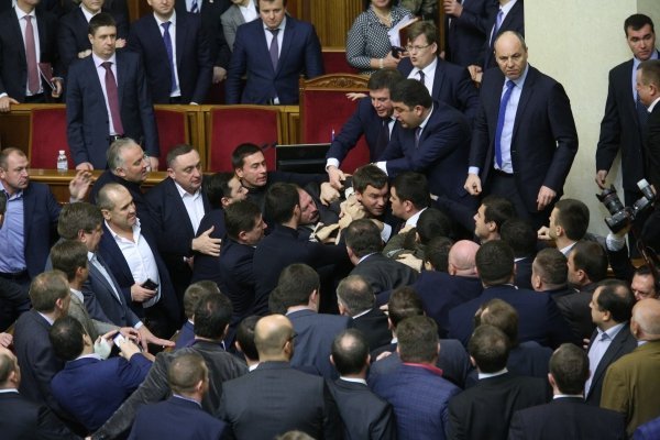 Драка в Верховной Раде в ходе выступления Арсения Яценюка 11 декабря 2015 года