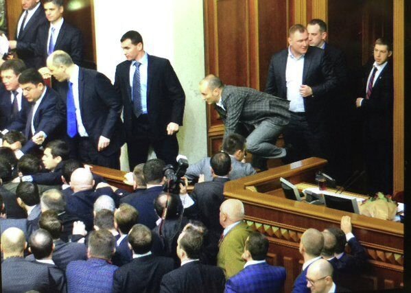 Массовая драка в Верховной Раде во время выступления Арсения Яценюка 11 декабря 2015 года