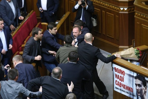 Драка в Верховной Раде в ходе выступления Арсения Яценюка 11 декабря 2015 года
