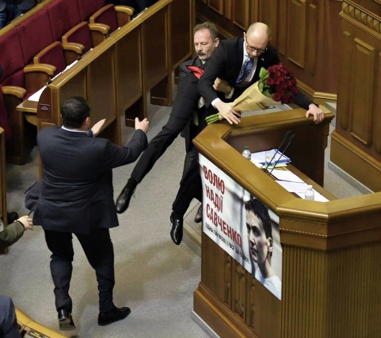 Олег Барна и Арсений Яценюк в ходе конфликта в Верховной Раде 11 декабря 2015 года