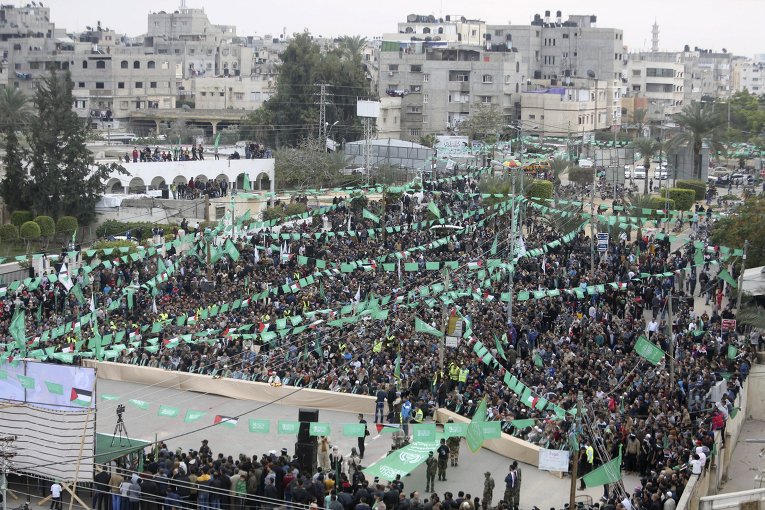 Палестинцы принимают участие в митинге в преддверии 28-й годовщины основания ХАМАСа, в Хан-Юнис на юге сектора Газа.