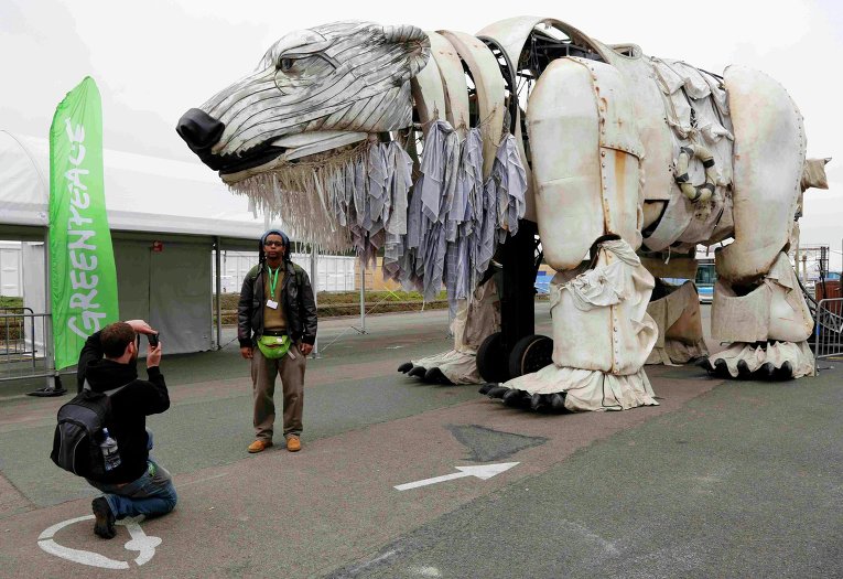 Greenpeace привезли к месту проведения Климатической конференции в Париже механическую медведицу Аврору — символ движения в защиту Арктики. Ее привезли на парижскую конференцию, чтобы привлечь внимание делегатов к правам коренных народов.