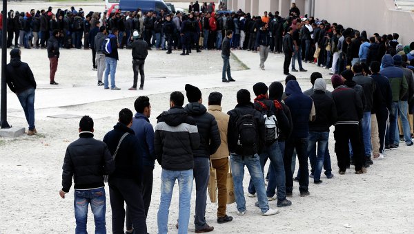 Мигранты на стадионе Фалиро в столице Греции стоят в очереди за едой