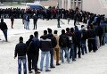 Мигранты на стадионе Фалиро в столице Греции стоят в очереди за едой