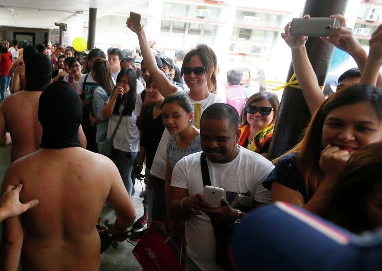 Ежегодный голый пробег студентов Университета Филиппин в Кесон-Сити