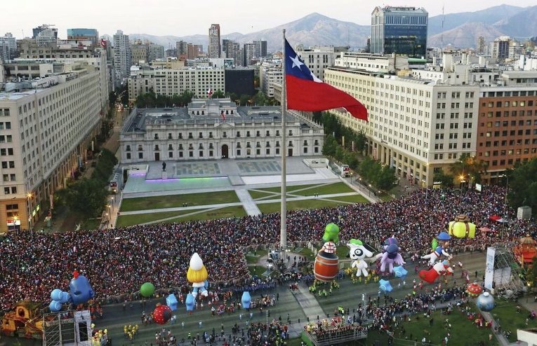 Воздушные шары на улицах Сантьяго в Чили