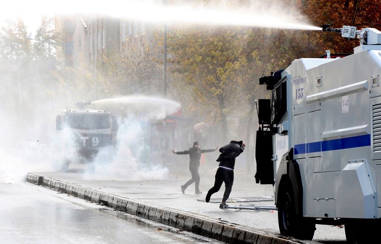 Турецкая полиция применила слезоточивый газ и водометы для разгона акции протеста против введения комендантского часа в турецком городе Диярбакыр.