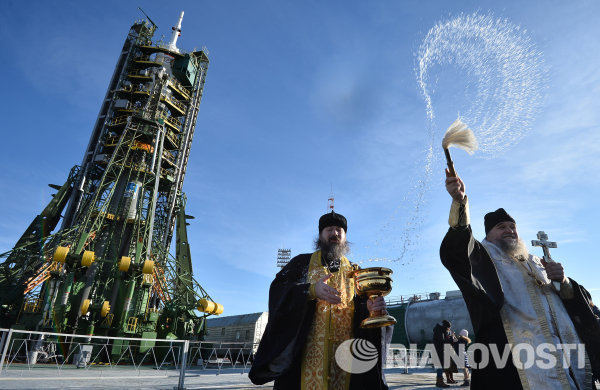 Священнослужитель во время освящения ракеты-носителя Союз-ФГ с транспортным пилотируемым кораблем (ТПК) Союз ТМА-19М перед запуском на космодроме Байконур.