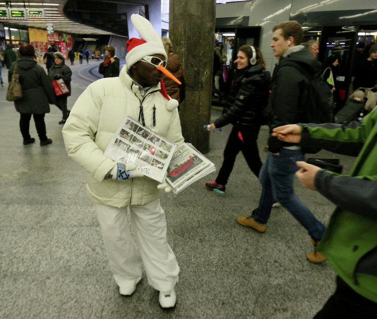 Нигериец в Австрии продает газеты в забавном костюме рождественского кролика