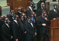 Парламентарии в Косово одели респираторы после того, как оппозиционеры распылили слезоточивый газ