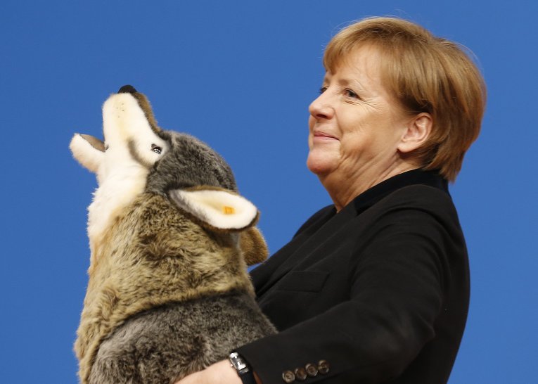 Канцлер Германии Ангела Меркель получила подарок: во время съезда Христианско-демократического союза Германии в Карлсруэ ей подарили плюшевого друга. В честь грядущего Рождества Меркель вручили мягкую игрушку в виде воющего волка.