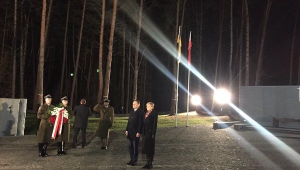 Президент Польши Анджей Дуда и его супруга возле Мемориала жертвам тоталитаризма