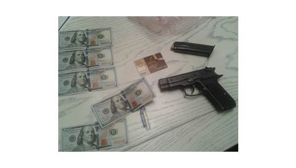 Деньги и оружие, изъятые у сотрудников ГФСУ в Харьковской области