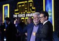 Создатель Звездных войн Джордж Лукас и режиссер Джей Джей Абрамс на закрытом показе фильма Звездные войны: Пробуждение силы в США