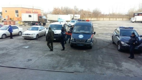 Работники правоохранительных органов на месте взрыва в отделении Новой почты в Днепропетровске