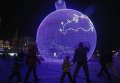 Гигантский ёлочный шар высотой 17 метров на Манежной площади в Москве.