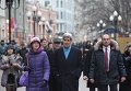 Госсекретарь США Джон Керри, находящийся с рабочим визитом в Москве, прогулялся по Старому Арбату.