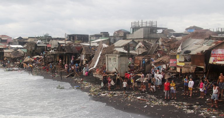 Тайфун Мелор, обрушившийся в понедельник на Филиппины, унес жизни троих человек, более миллиона остались без электричества. По данным местных властей, вся провинция Албай, в которой проживают около 1,2 миллиона человек, осталась без электричества.