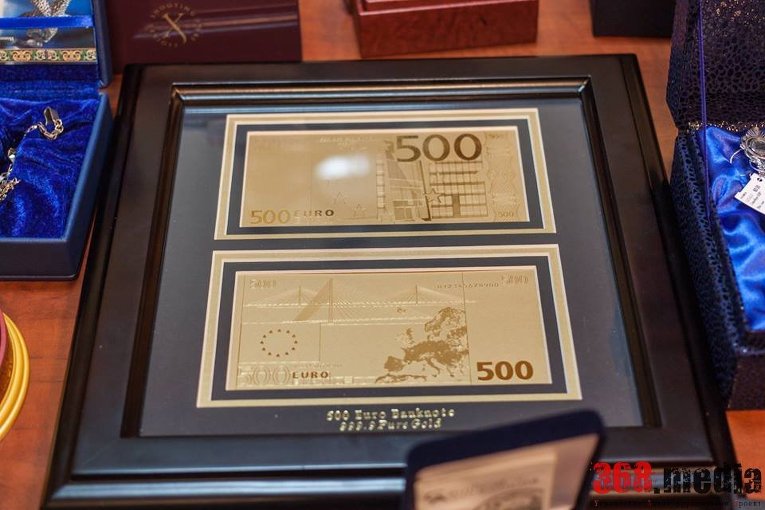 В СБУ обнародовали фотографии ценностей, изъятых во время обыска у двух сотрудников фискальной службы Харьковской области. Чиновники попались на взятке в 10 тыс долларов.