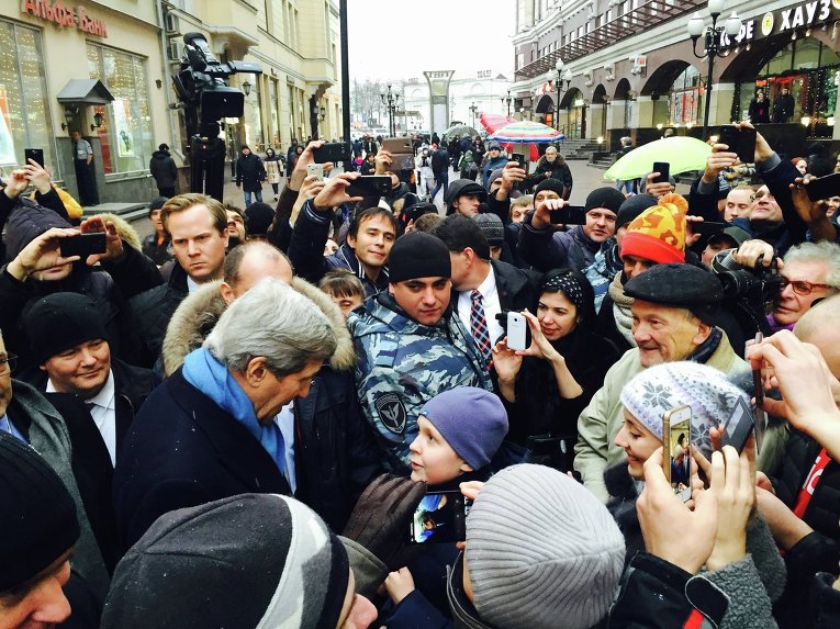 Госсекретарь США Джон Керри прогулялся в Москве по Арбату