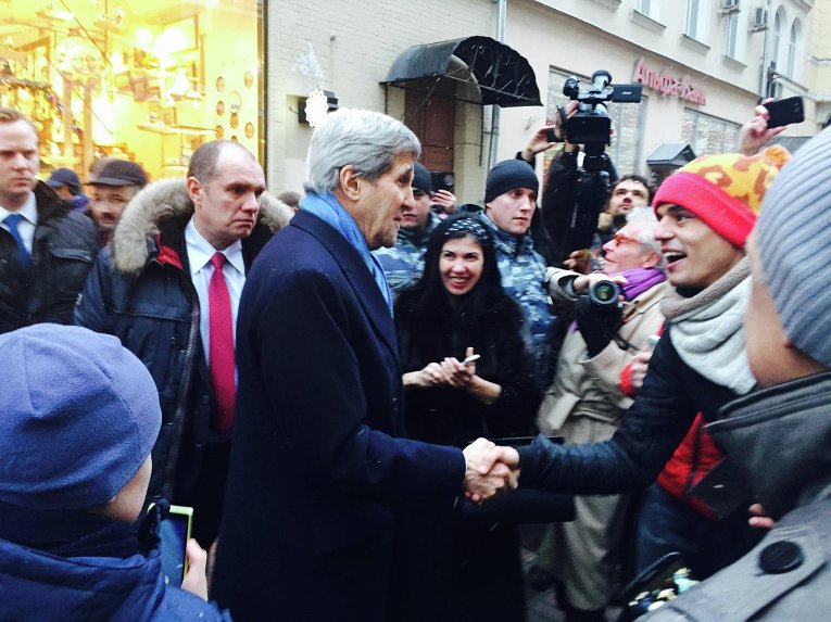Госсекретарь США Джон Керри прогулялся в Москве по Арбату и купил сувениры