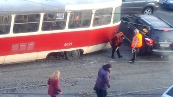 В центре Киева трамвай сошел с рельсов