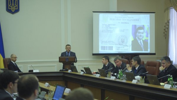 Заместитель главы Нацполиции Александр Вакуленко на заседании Кабмина докладывает об обнаружении архива Януковича