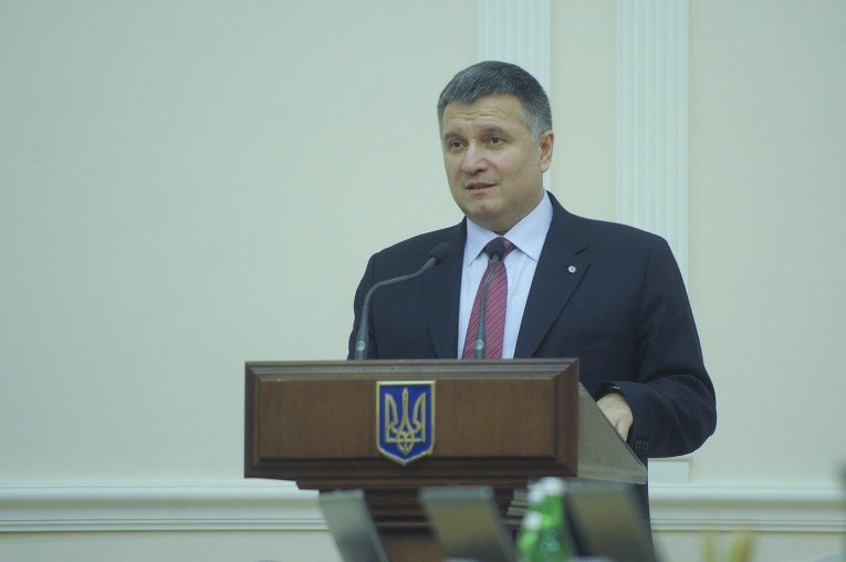 Глава МВД Арсен Аваков на заседании Кабмина докладывает об обнаружении архива Януковича