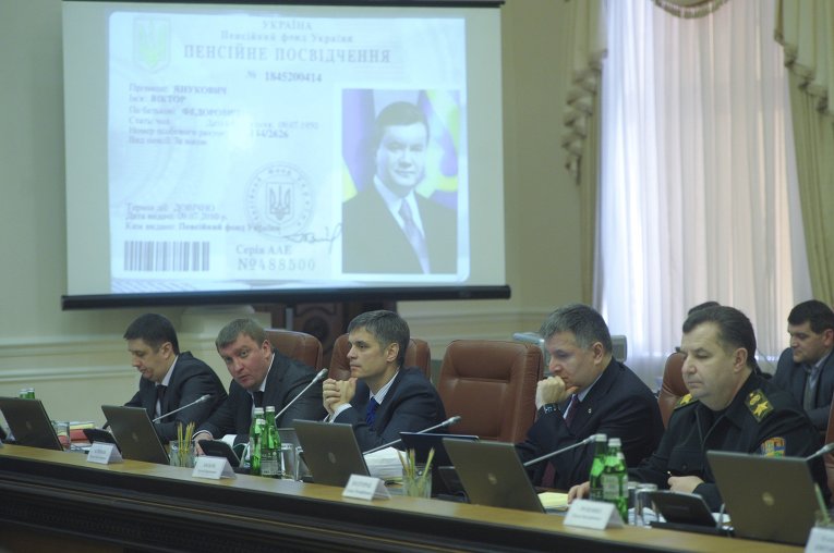 Члены Кабинета министров Украины слушают доклад об обнаружении архива Януковича