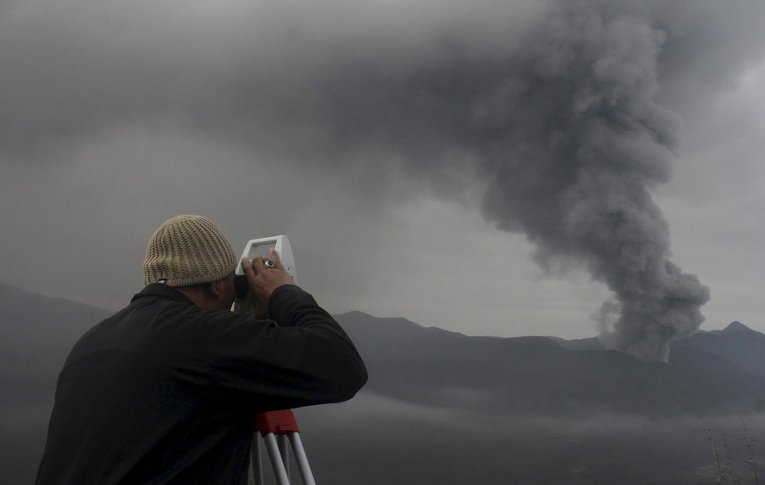 Извержения вулкана в Проболингго, Восточная Ява, Индонезия