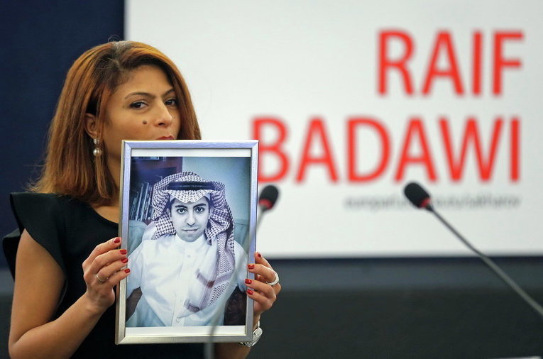 Енсаф Хайдар, жена заключенного в тюрьму Саудовской Аравии блоггера Раифа Бадави, получает премию Сахарова 2015 от его имени во время церемонии в Европейском парламенте в Страсбурге