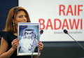 Енсаф Хайдар, жена заключенного в тюрьму Саудовской Аравии блоггера Раифа Бадави, получает премию Сахарова 2015 от его имени во время церемонии в Европейском парламенте в Страсбурге