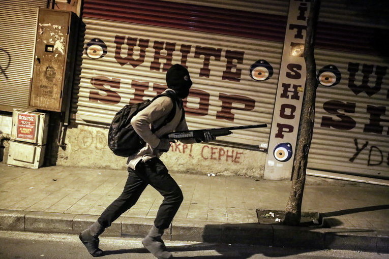 Во время столкновений курдских демонстрантов и полиции в районе Гази, в Стамбуле