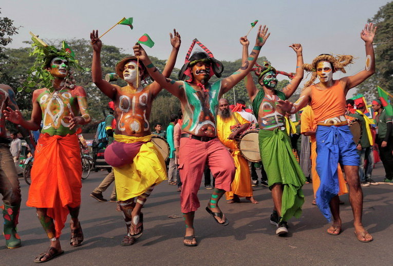 Люди танцуют на митинге по случаю Дня Победы в Дакке, Бангладеш
