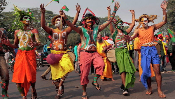 Люди танцуют в Бангладеш. Архивное фото