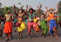Люди танцуют на митинге по случаю Дня Победы в Дакке, Бангладеш