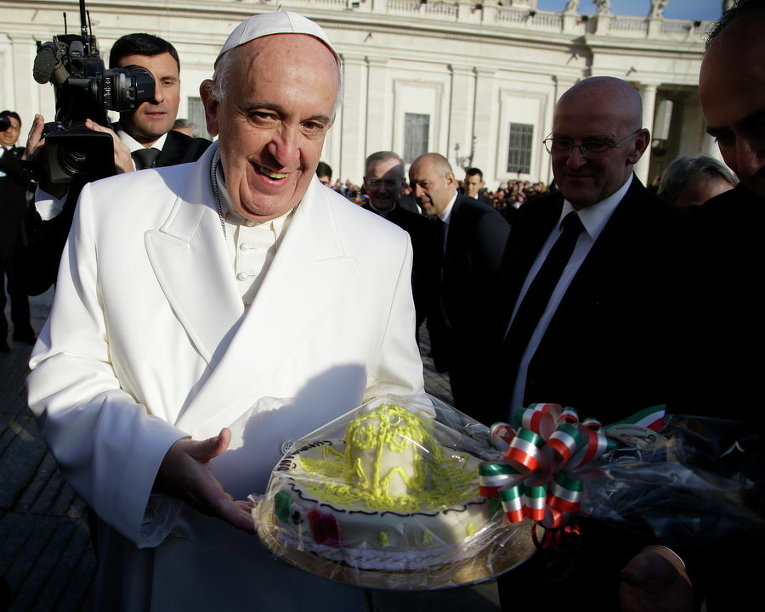 Франциск с тортом ко дню рождения, выполненным в виде мексиканского сомбреро, который он получил от мексиканского журналиста Валентина Алазраки