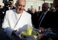 Франциск с тортом ко дню рождения, выполненным в виде мексиканского сомбреро, который он получил от мексиканского журналиста Валентина Алазраки