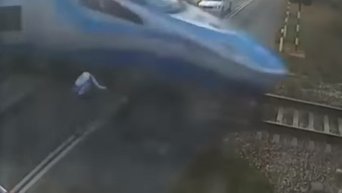 Велосипедист против скоростного поезда. Видео