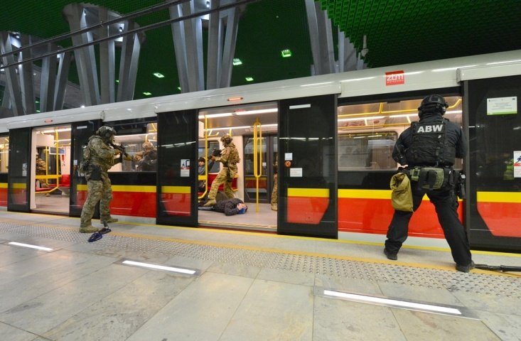 Тактические учения полиции в метро Варшавы