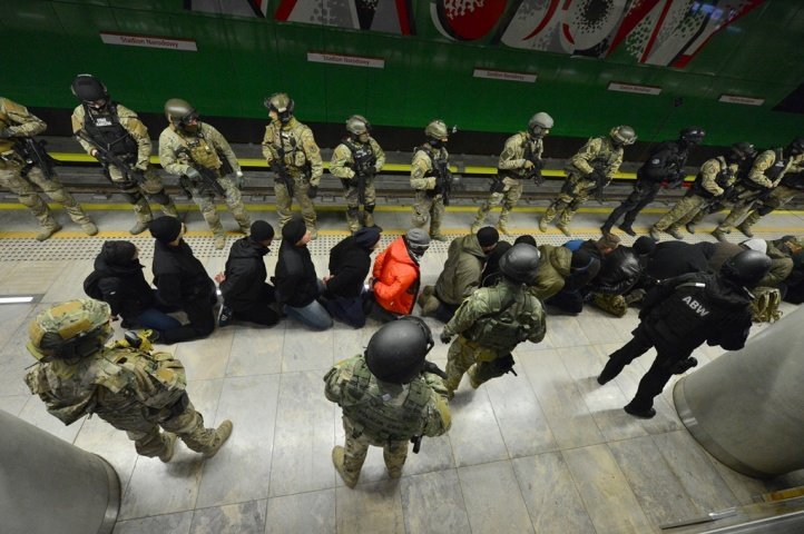 Антитеррористические учения полиции в метро Варшавы