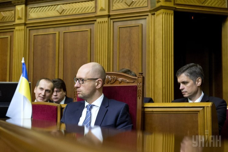 Арсений Яценюк во время внеочередного заседания Верховной Рады 17 декабря 2015 года