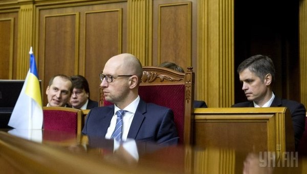 Арсений Яценюк во время внеочередного заседания Верховной Рады 17 декабря 2015 года