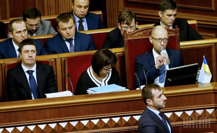 Члены Кабинета министров Украины во время внеочередного заседания Верховной Рады 17 декабря 2015 года