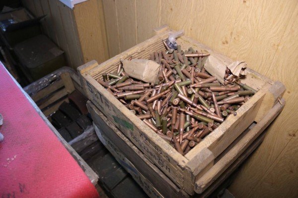 Арсенал оружия и боеприпасов, изъятый в ходе спецоперации в одном из общежитий Мариуполя